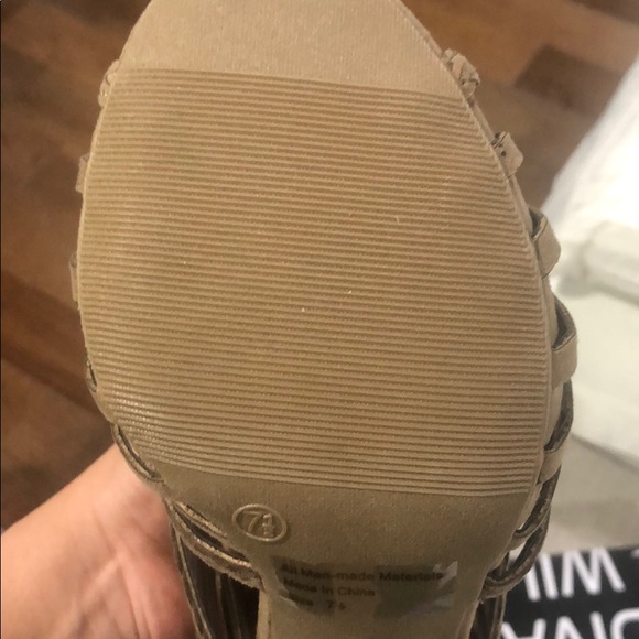 Size 7.5 new with box - Picture 2 of 4